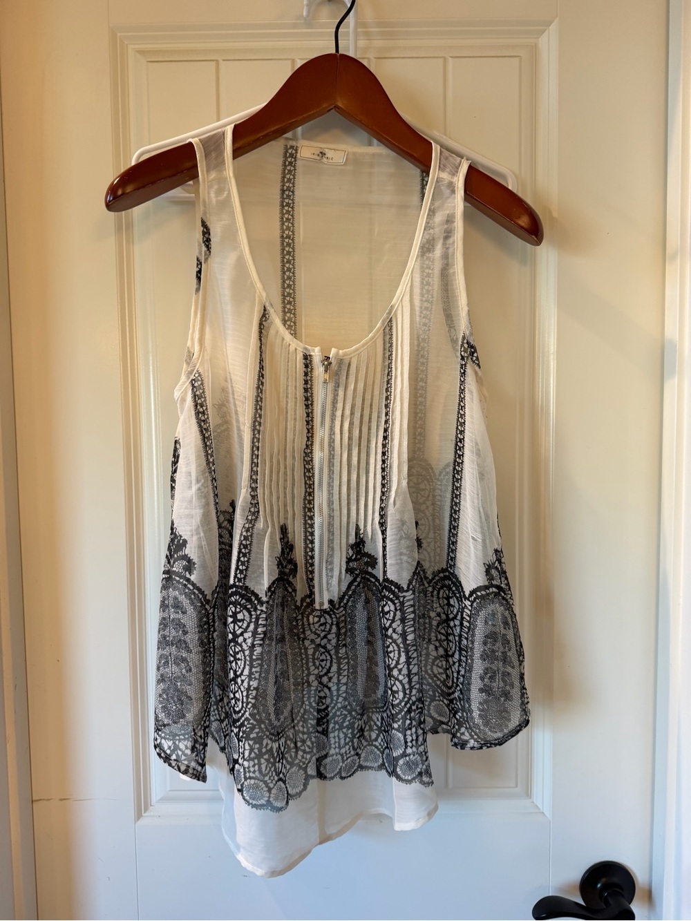 Iris Basic sheer sleeveless top. Size medium. Excellent condition.